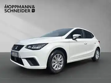 Das Bild zeigt einen SEAT IBIZA von der Seite in Weiß mit einem Händlerlogo von Hoppmann & Schneider im oberen Bereich.
