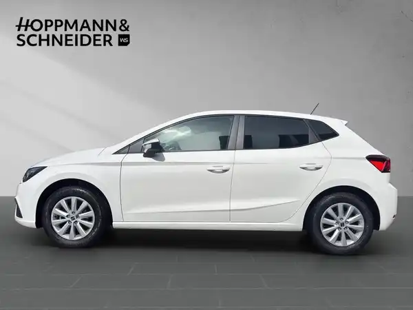 Das Bild zeigt ein SEAT IBIZA in weißer Farbe, aufgenommen von der Seite. Es enthält das Händlerslogo von Hoppmann & Schneider.