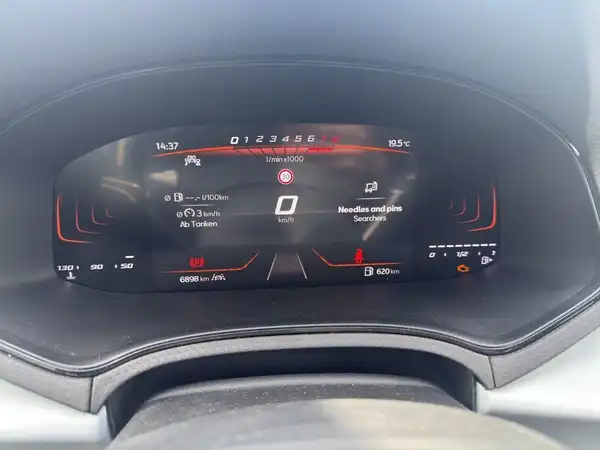Das Bild zeigt das Innenleben des Fahrzeugs, insbesondere das digitale Armaturenbrett mit verschiedenen Anzeigeinformationen.