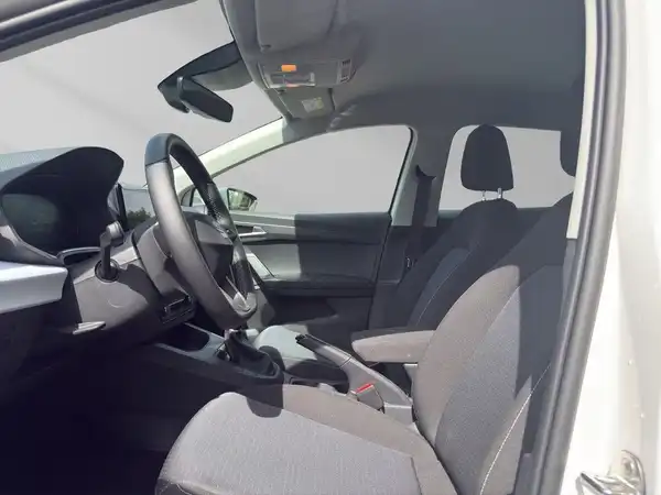 Das Bild zeigt den Innenraum eines SEAT IBIZA in grauer Farbe.
