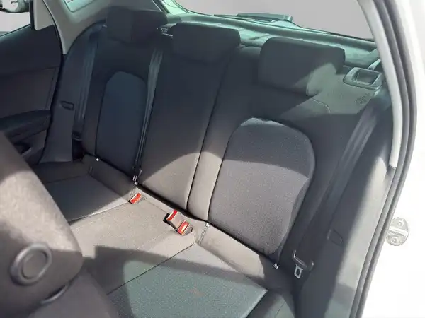 Blick auf den hinteren Innenraum eines Fahrzeugs mit schwarzem Interieur.