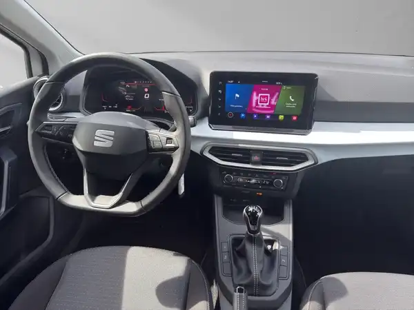 Das Foto zeigt das Innere eines SEAT IBIZA mit einem grauen Interieur. Es ist eine Innenaufnahme des Fahrzeugs.