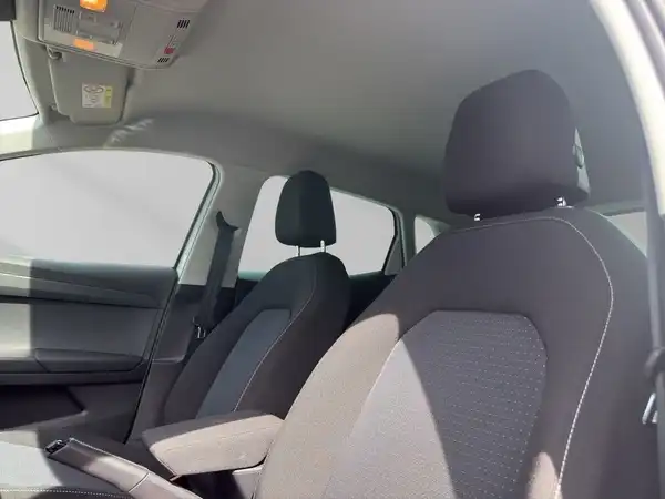 Aufnahme des Fahrzeuginnenraums des SEAT IBIZA mit schwarzen Sitzen.