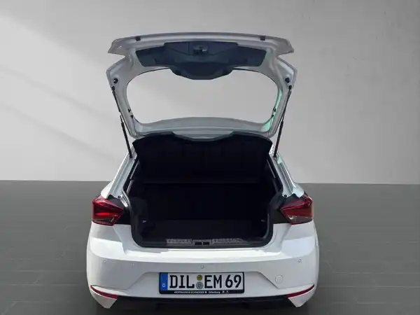 Das Bild zeigt den Kofferraum eines weißen SEAT IBIZA von hinten.