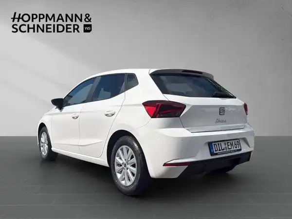 Das Bild zeigt einen weißen SEAT IBIZA, aufgenommen von der Seite, mit einem Händlertitel im oberen Bereich.