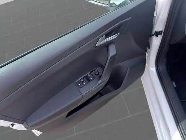 Das Bild zeigt die Innenansicht der Fahrzeugtür eines SEAT IBIZA, in der Farbe weiß, mit einem dunklen grauen Interieur.