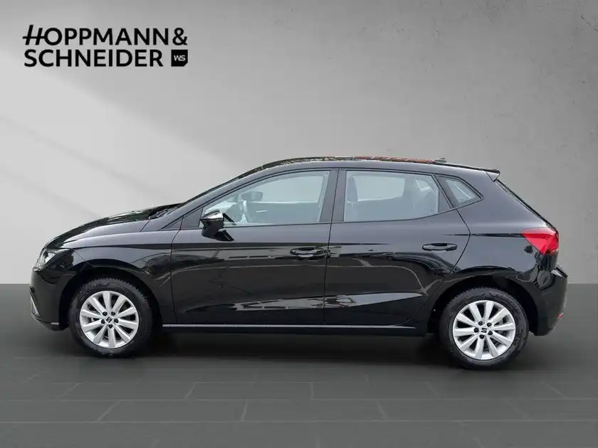 Das Bild zeigt einen schwarzen SEAT IBIZA von der Seite. Im Hintergrund ist das Händlerlogo 'HOPPMANN & SCHNEIDER' zu sehen.