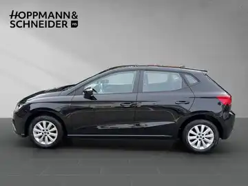 Das Bild zeigt einen schwarzen SEAT IBIZA von der Seite. Im Hintergrund ist das Händlerlogo 'HOPPMANN & SCHNEIDER' zu sehen.