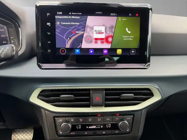 Aufnahme des Fahrzeuginnenraums des SEAT IBIZA mit einem digitalen Display, das Navigations- und weitere Funktionen anzeigt.