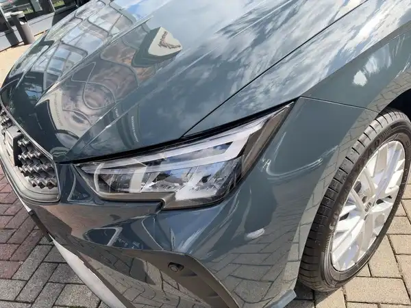 Das Bild zeigt einen SEAT IBIZA aus der Vorderansicht in grauer Farbe. Es handelt sich um eine normale Aufnahme des Fahrzeugs.