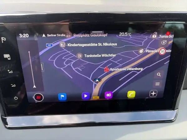 Das Bild zeigt eine Innenaufnahme des Fahrzeugs, konkret ein Navigationsgerät mit einer Kartenansicht, die eine Standortkarte darstellt.