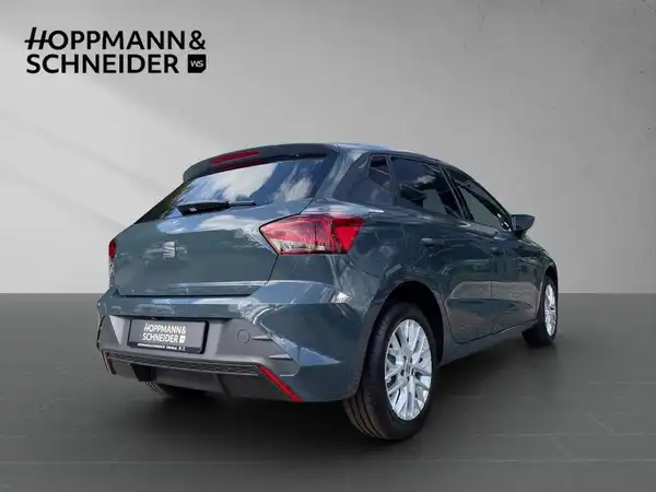 Das Bild zeigt einen grauen SEAT IBIZA von hinten. Es ist auf einem neutralen Hintergrund aufgenommen. Das Händlerlelogo "HOPPMANN & SCHNEIDER" ist sichtbar.