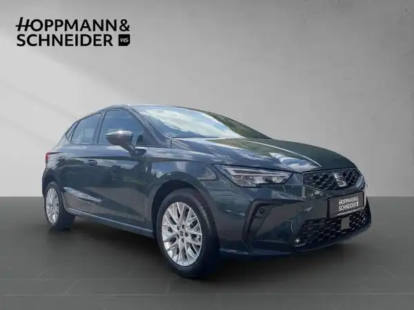 Das Bild zeigt einen dunkelgrauen SEAT IBIZA von der Seite. Es enthält das Händlerlogo Hoppmann & Schneider.