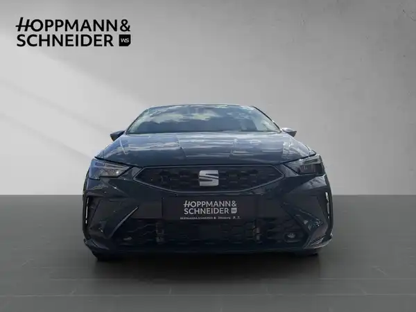 Das Bild zeigt einen schwarzen SEAT IBIZA von vorne. Im Hintergrund ist das Händlerlogo von HOPPMANN & SCHNEIDER sichtbar.