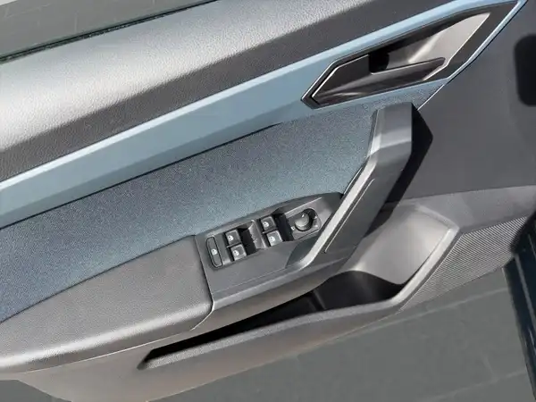 Das Bild zeigt eine Innenaufnahme der Fahrertür des SEAT IBIZA mit Schaltern für Fensterheber und Türverriegelung in schwarzer Farbe.