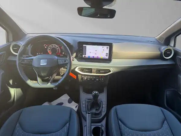 Innenaufnahme des SEAT IBIZA mit schwarzem Interieur.