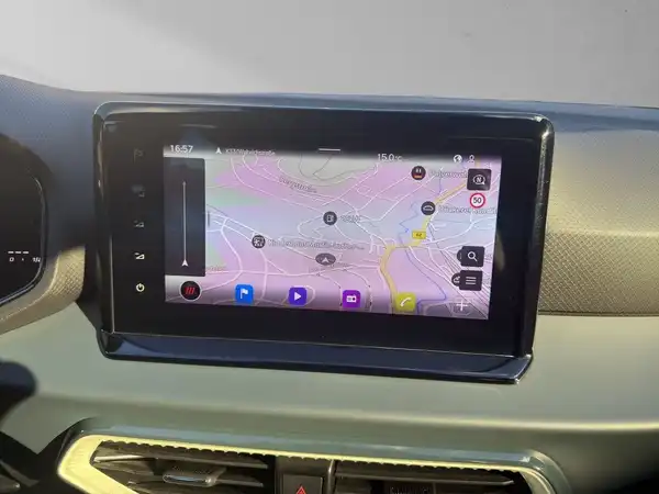 Innenaufnahme des SEAT IBIZA mit Navigationsgerät, dessen Bildschirm eine Karte zeigt.