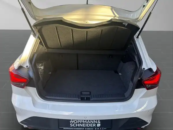 Das Bild zeigt den Kofferraum eines weißen SEAT IBIZA aus der Rückansicht.