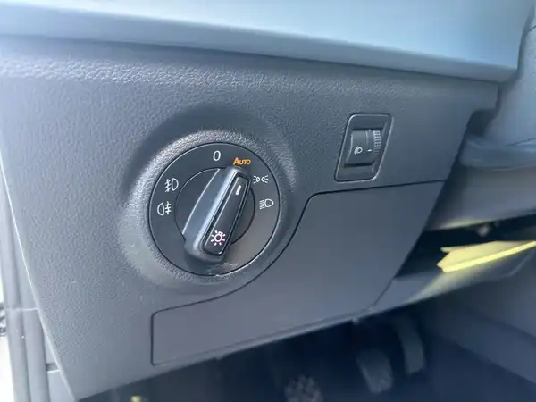 Nahaufnahme des Innenraums eines Fahrzeugs, zeigt Bedienelemente und Knöpfe.