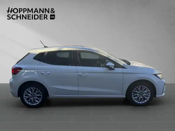 Das Bild zeigt einen SEAT IBIZA von der Seite, in weißer Farbe. Das Händlersymbol von Hoppmann & Schneider ist im Bild enthalten.