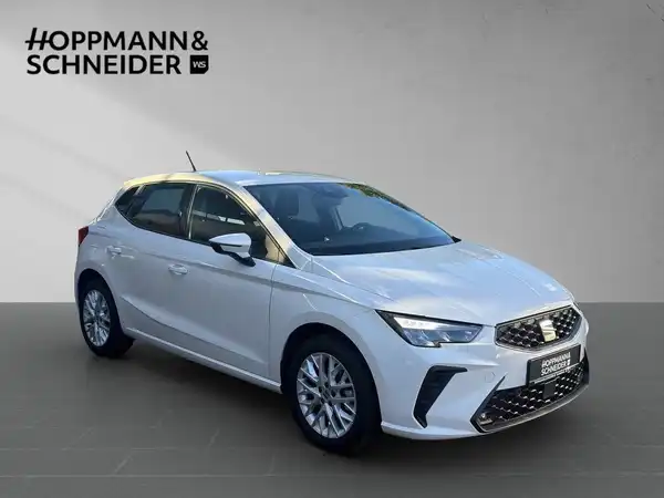 Ein SEAT IBIZA in weiß, von der Seite aufgenommen. Im Bild ist das Händlerlogo 'HOPPMANN & SCHNEIDER' sichtbar.