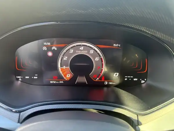 Das Bild zeigt das Cockpit eines SEAT IBIZA mit dem Fahrerdisplay und roten Akzenten.