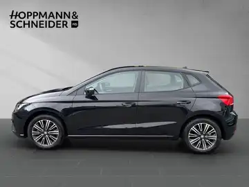 Das Bild zeigt einen SEAT IBIZA von der Seite in schwarzer Farbe. Das Handlungslogo "HOPPMANN & SCHNEIDER" ist sichtbar.