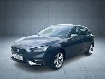 Das Bild zeigt einen schwarzen SEAT LEON von der Seite auf einem neutralen Hintergrund.