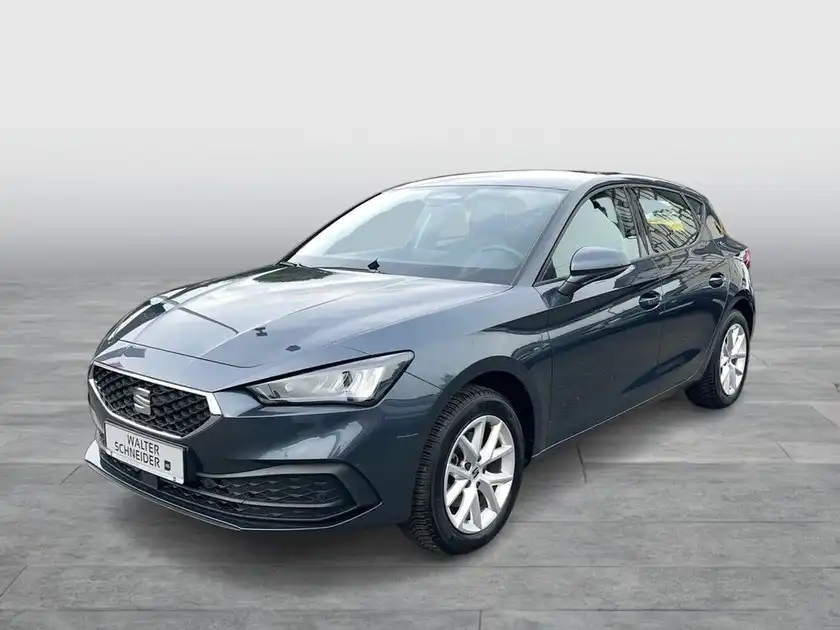 Das Bild zeigt einen schwarzen SEAT LEON von der Seite. Es ist ein Fahrzeugbild, auf dem ein Händlerlogo sichtbar ist.