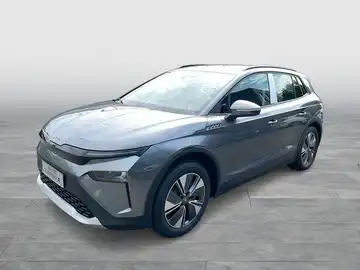 Das Bild zeigt einen grauen ŠKODA ELROQ, aufgenommen von der Seite.