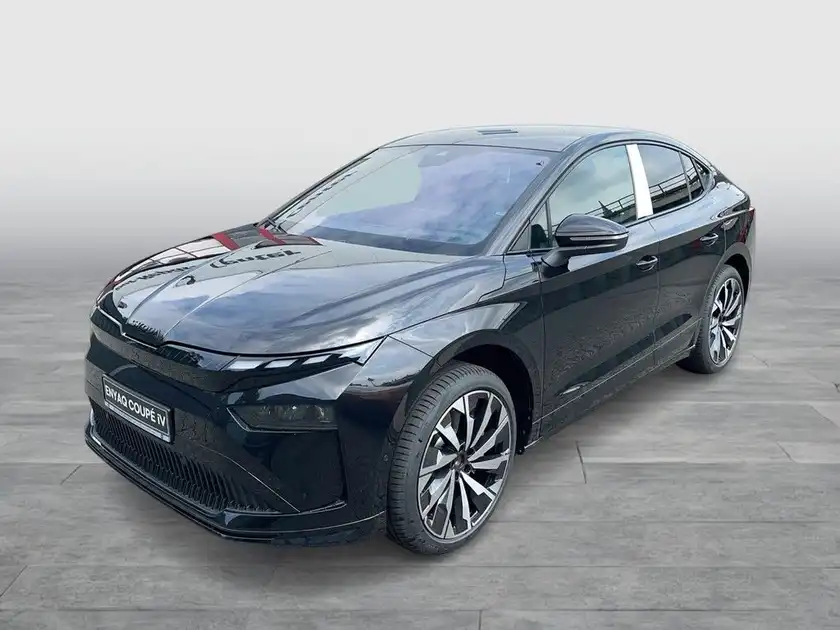 Das Bild zeigt einen schwarzen ŠKODA ENYAQ iV von der Seite aufgenommen.