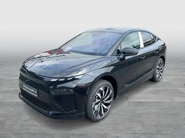 Das Bild zeigt einen schwarzen ŠKODA ENYAQ iV von der Seite aufgenommen.