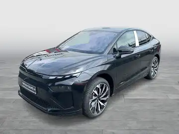 Das Bild zeigt einen schwarzen ŠKODA ENYAQ iV von der Seite aufgenommen.