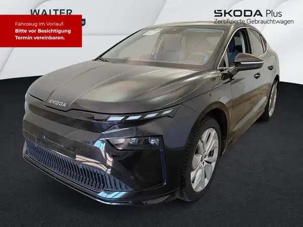 Ein schwarzer ŠKODA ENYAQ iV, aufgenommen von vorne. Das Bild enthält ein Händlersymbol und markante Texteinblendungen.