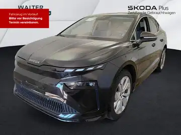 Ein schwarzer ŠKODA ENYAQ iV, aufgenommen von vorne. Das Bild enthält ein Händlersymbol und markante Texteinblendungen.