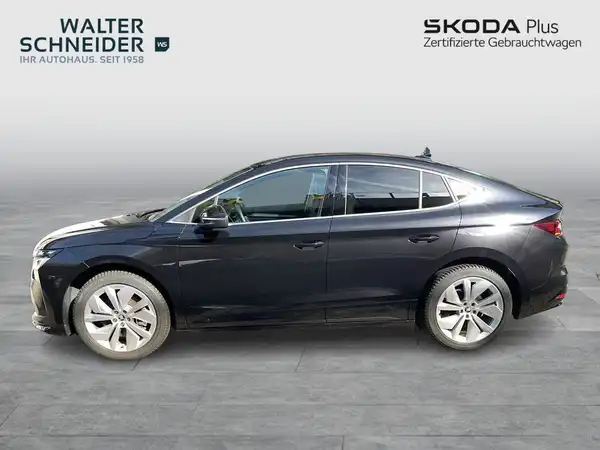 Das Bild zeigt einen schwarzen ŠKODA ENYAQ iV von der Seite. Es enthält das Händlerlogo von Walter Schneider sowie Textinformationen.