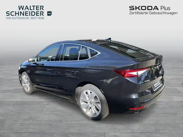 Das Bild zeigt einen schwarzen ŠKODA auf der linken Seite, es enthält das Händlerlogo und markante Texteinblendungen.