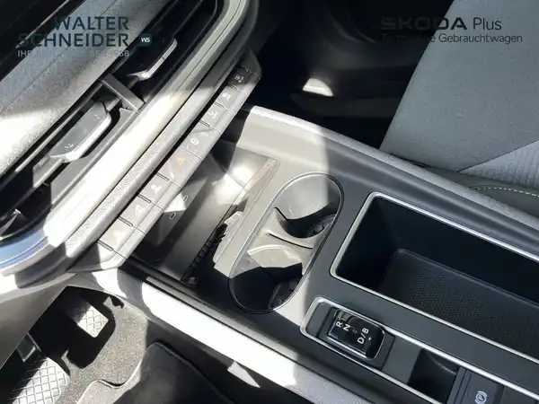 Innenaufnahme des ŠKODA ENYAQ iV mit hellgrauem Interieur, die ein Detail des Cockpits zeigt.