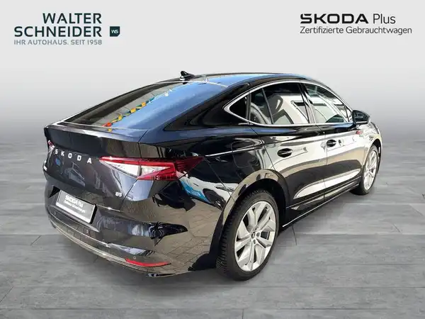 Das Bild zeigt einen schwarzen ŠKODA ENYAQ iV von der Seite. Es ist ein Fahrzeugbild mit dem Händlerlogo von Walter Schneider und enthält markante Texteinblendungen.