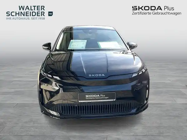 Das Bild zeigt einen schwarzen ŠKODA ENYAQ iV aus der Frontansicht. Es enthält das Händlerlogo von Walter Schneider und einige Texteinblendungen.