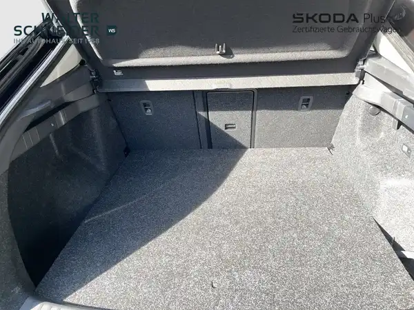 Das Bild zeigt den Innenraum des Kofferraums eines ŠKODA ENYAQ iV in grauer Ausführung.