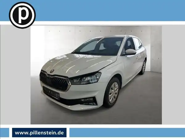 Das Bild zeigt einen weißen ŠKODA FABIA von vorne. Es enthält das Händlerlogo und zusätzliche Texteinblendungen.