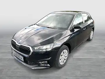 Das Bild zeigt einen schwarzen ŠKODA FABIA von der Seite.