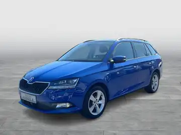 Das Bild zeigt einen blauen ŠKODA FABIA, aufgenommen von der Seite.