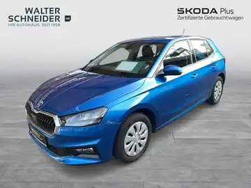 Das Bild zeigt einen ŠKODA FABIA von der Seite in blauer Farbe, mit dem Händlerlogo oben links und dem Text des Händlers oben rechts.