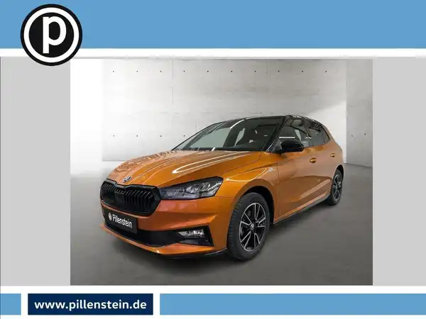 Das Bild zeigt ein seitliches Foto eines orangen ŠKODA FABIAm mit Händlerlogo und markanten Texteinblendungen.