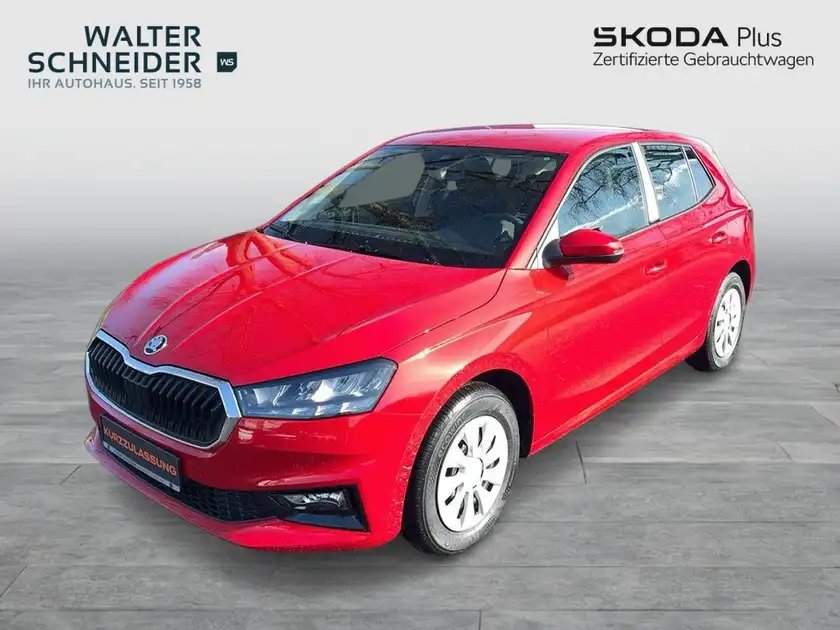 Das Bild zeigt einen roten ŠKODA FABIA aus der Frontalansicht. Auf dem Bild sind das Händlerlogo von Walter Schneider und der Schriftzug SKODA Plus sichtbar.