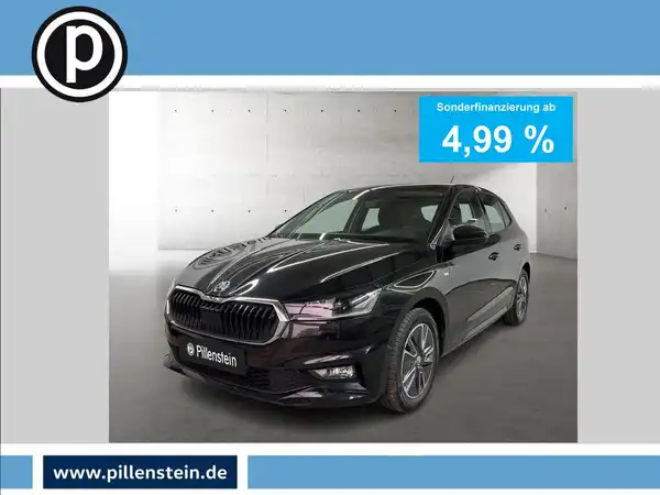 Das Bild zeigt einen schwarzen ŠKODA FABIA von vorne. Es enthält das Händlerlogo von Pillenstein sowie markante Texteinblendungen zur Sonderfinanzierung.
