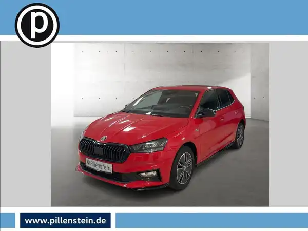 Das Bild zeigt einen roten ŠKODA FABIA von der Seite mit einem Händlerlogo in der Ecke.