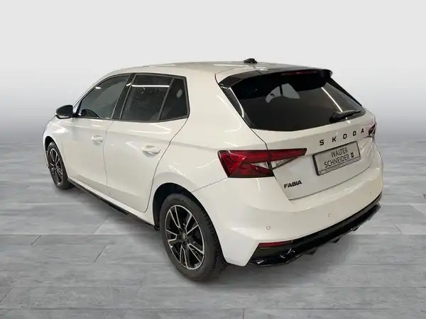 Das Bild zeigt einen ŠKODA FABIA von der Seite, in der Farbe Weiss. Es ist ein normales Fahrzeugbild mit eingeblendetem Händlerlogo.